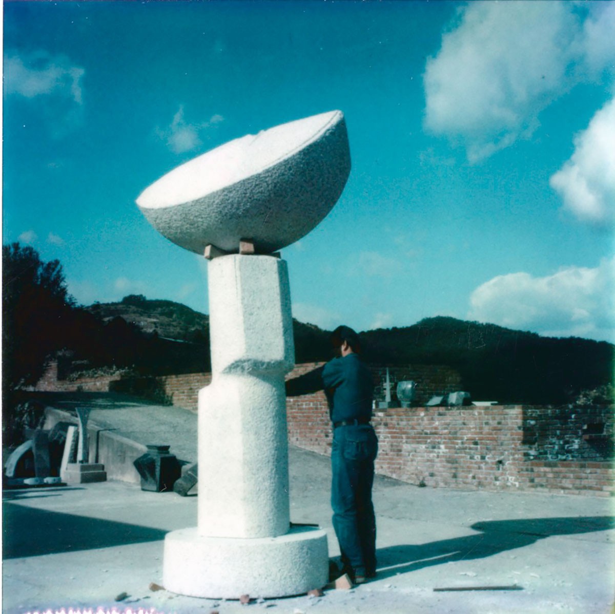 Work on the granite sculpture ‘Flag in the Wind’, Masayuki Nagare (b. 1923)