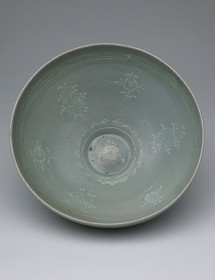 Beveling jar with grape design, red underglazed porcelain, height 21, 3 cm, Joseon dynasty, first half of 19th century © NRICP