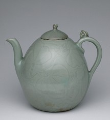 Jug with lid in melon form, earthenware with incised Celadon overglaze, height 19 cm, Goryeo dynasty, 12th century © NRICP