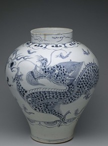 Storage jar with dragon design, blue underglazed porcelain, height 42, 5 cm. Joseon dynasty, 18th century © NRICP