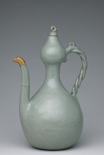 Jug in gourd form with restiform handle, earthenware with blue Celadon overglaze, nozzle restorated with gold lacquer, first half of 12th century © NRICP