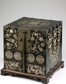 Toiletry box (bitcheop or gyeonggap), pine, black and transparent lacquer, mother or pearl inlays, engraved fittings and hinges of brass, 31 x 27, 6 x 27,3 cm, middle Joseon dynasty (1392-1910), late 17th to early 18th century © NRICP