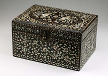Presentation box for a wedding (yemulham), wood, black laquer, inlaid mother of pearl, horn with underpainting and brass wire, hinges and lock fitting of brass, 15,7 x 19,8 x 28,5 cm, early Joseon dynasty (1392-1910), 15th century, donated by a Cologne industrial firm © NRICP